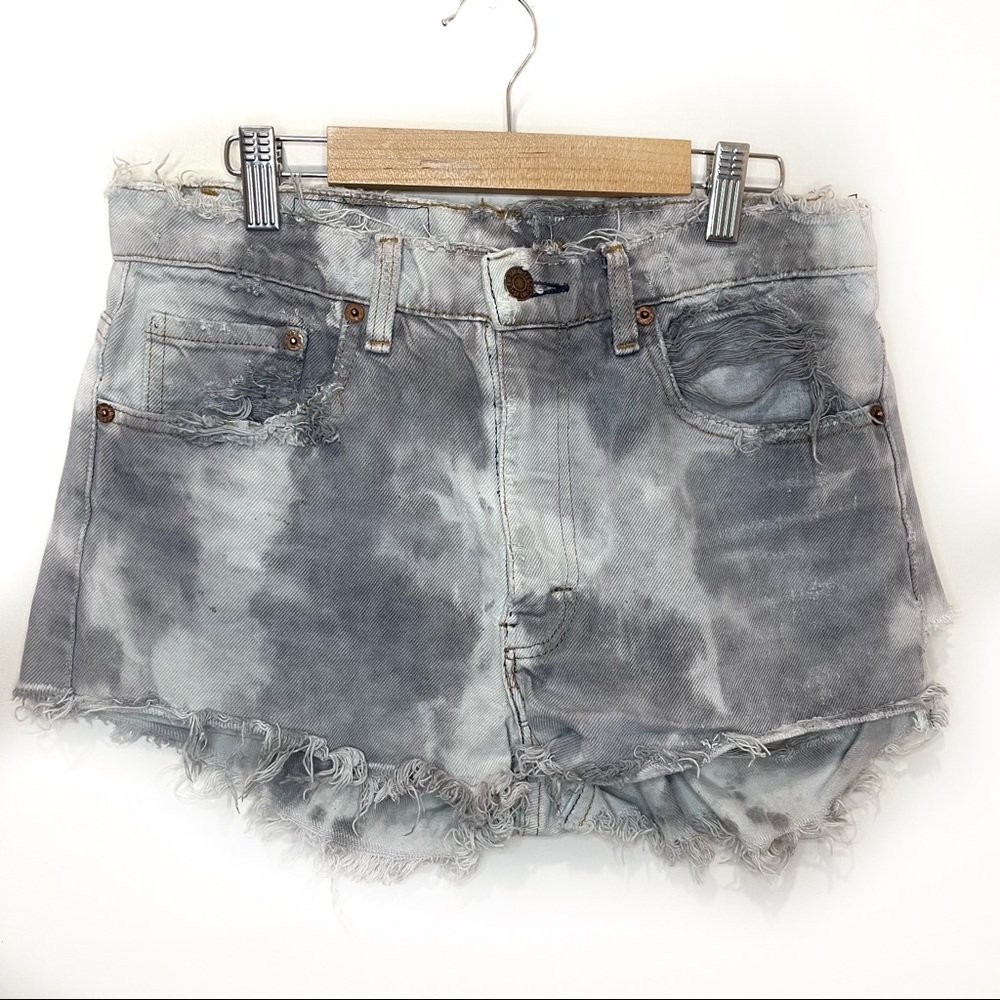 Levi’s Denim Cut Off Shorts Tie Dye Extreme Distressed Shorts Butt Rip 30 waist - Picture 2 of 12